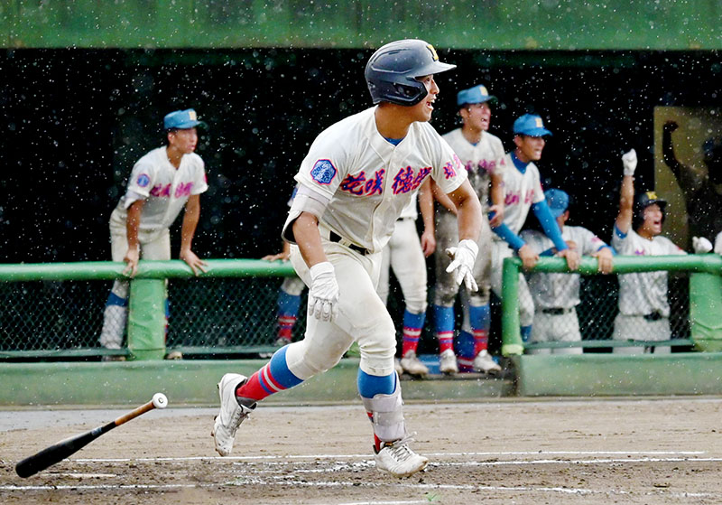 浦和学院―花咲徳栄　勝ち越しの中越え二塁打を放つ奥野2