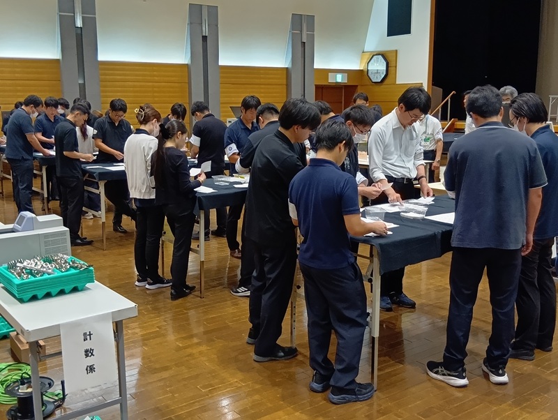 杉戸町長選の開票作業を進める町職員＝7月26日午後9時ごろ、杉戸町堤根の 彩の国いきいきセンターすぎとピア