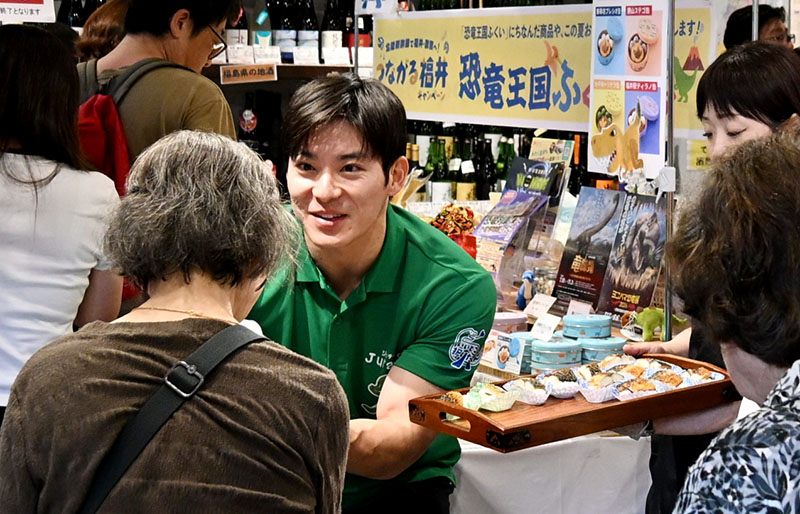 焼きさばずしをPRする石田嵩人知事