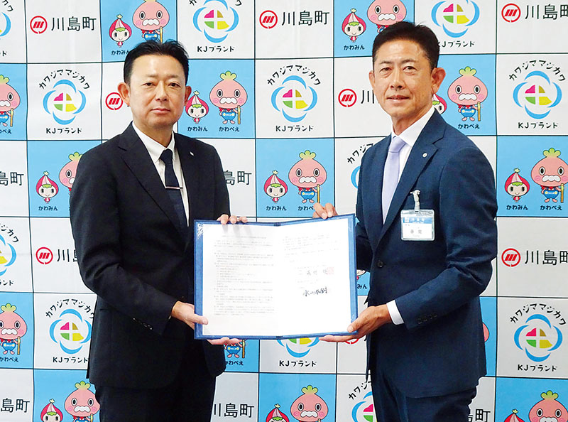 包括連携協定を結んだ川島町の藤間隆町長（右）とルートインジャパンの永山泰樹社長＝22日、川島町役場