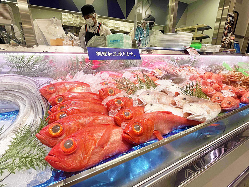 近海の新鮮な鮮魚が並ぶ店内