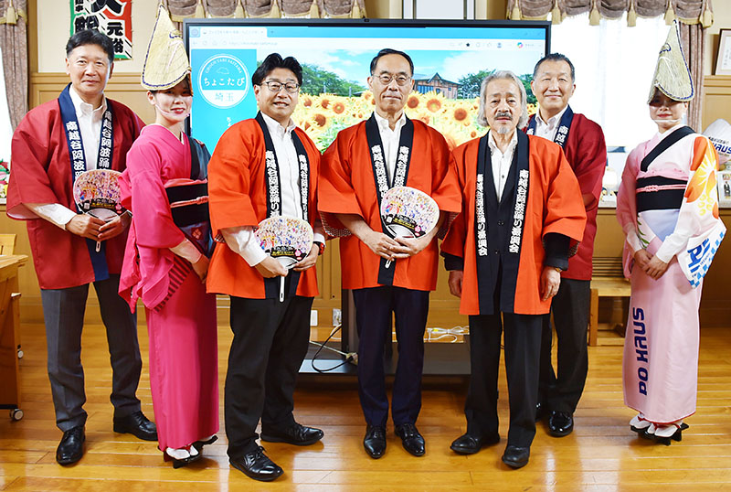 南越谷阿波踊りのPRで大野元裕知事（左から4人目）を訪れた福田晃越谷市長（同3人目）ら