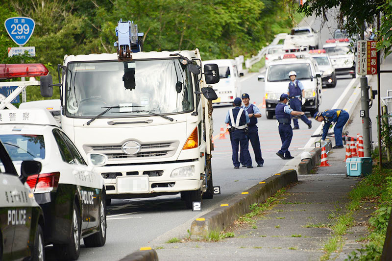 現場検証を行う警察官＝29日午後4時ごろ、小鹿野町下小鹿野の赤平橋（画像の一部を加工しています）