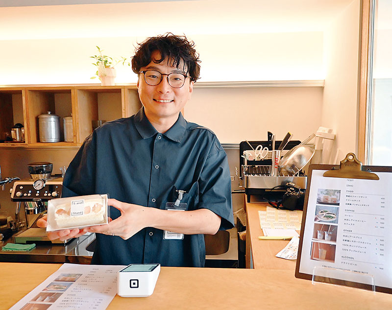 コーヒースタンドのコンセプトを話す設計事務所Sandの佐藤荘一代表＝26日、草加市谷塚町のSand Stand