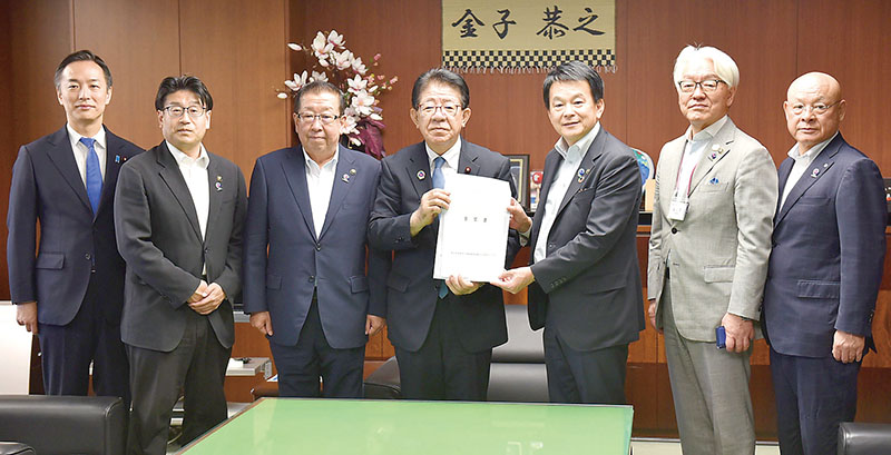 金子恭之国交相（中央）に要望書を手渡す清水勇人さいたま市長（右から3人目）ら＝28日午後、東京都千代田区