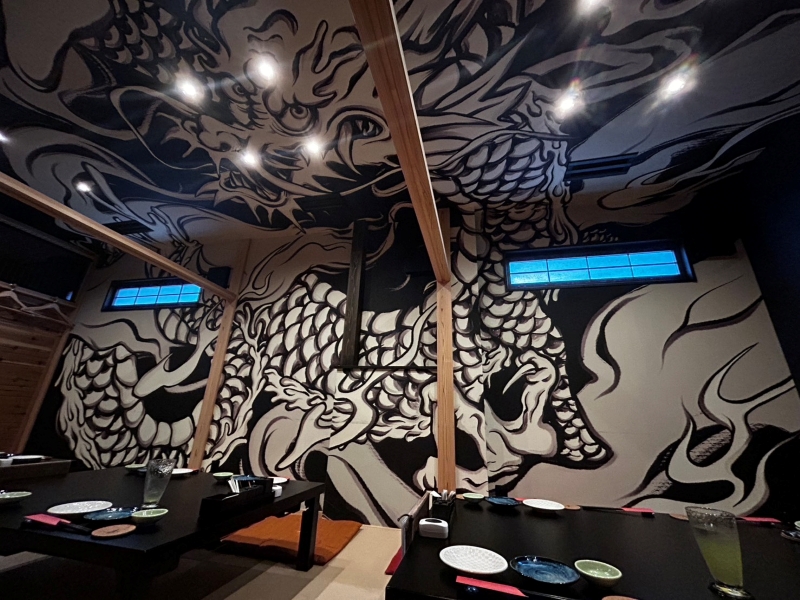 昇り竜が壁一面に描かれた店内