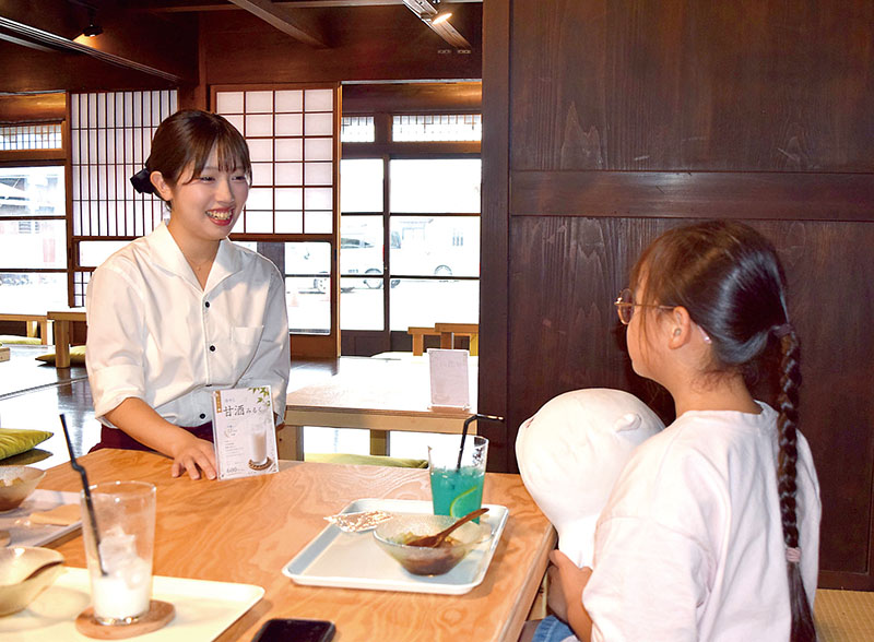 接客する「大酉茶屋ひより」店主の鈴木ひよりさん（左）
