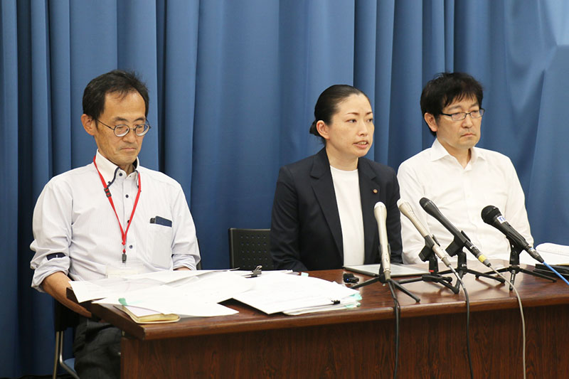 鶴ケ島市を相手取った訴訟を起こし会見をする福島恵美市議（中央）ら＝30日午後、さいたま市浦和区