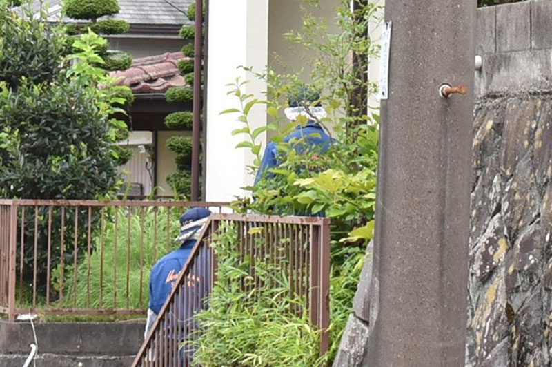 女性の自宅を調べる県警の捜査員ら