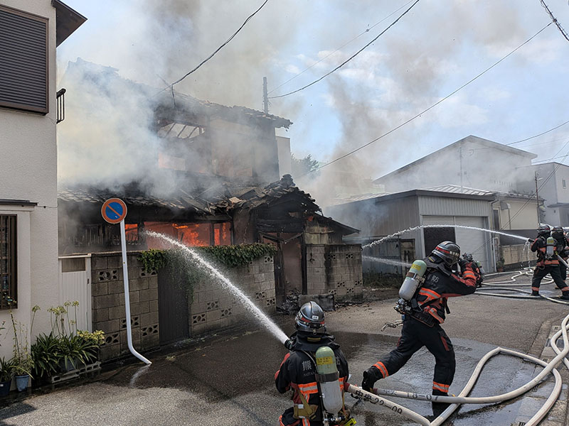 激しく燃える木造2階建て住宅