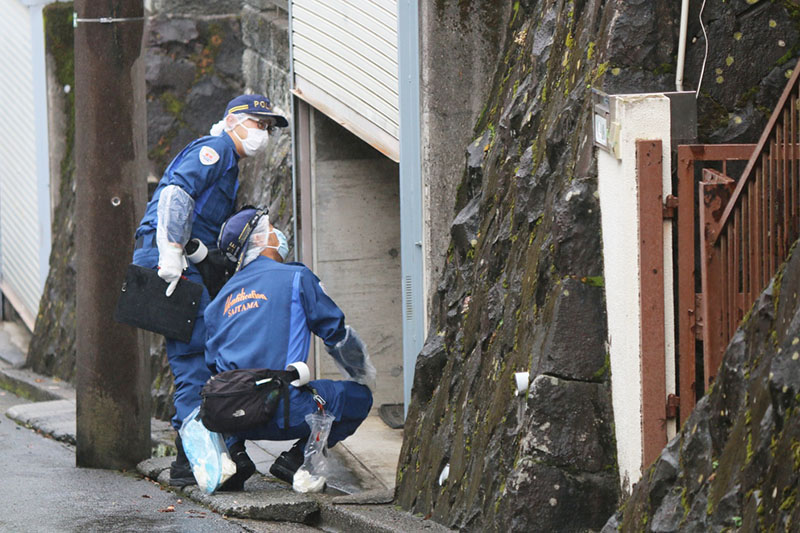 女性宅の駐車場などを調べる捜査員ら＝3日午前9時40分ごろ、入間市仏子