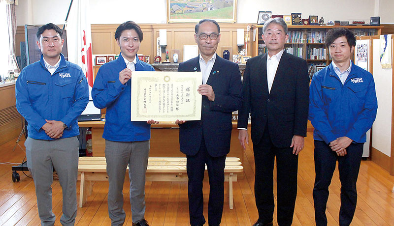 大野知事から感謝状が贈られた「やまもとくん」の山本雅俊社長（左から２番目）ら