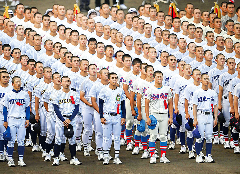第108回全国高校野球選手権大会の開会式で整列する花咲徳栄ナイン（左から4列目）ら＝5日、甲子園球場