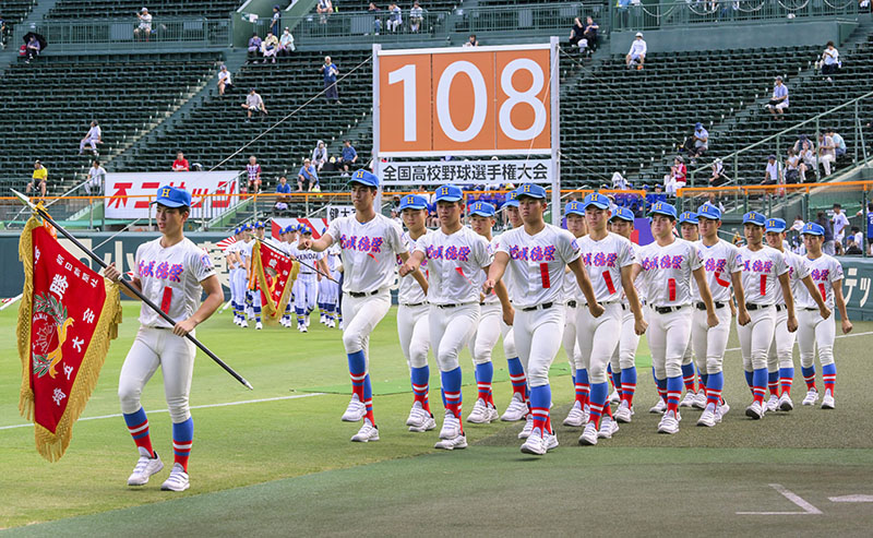 第108回全国高校野球選手権大会の開会式で、入場行進する花咲徳栄の選手ら＝5日、甲子園球場