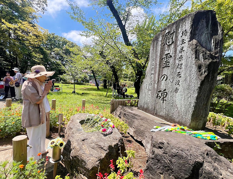 県原爆死没者慰霊の碑の前で、手を合わせる服部道子さん＝6日午前、さいたま市南区の別所沼公園