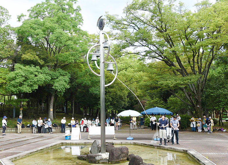 平和の鐘の音に合わせて黙とうする市民ら＝６日午前８時１５分ごろ、熊谷市宮町の中央公園