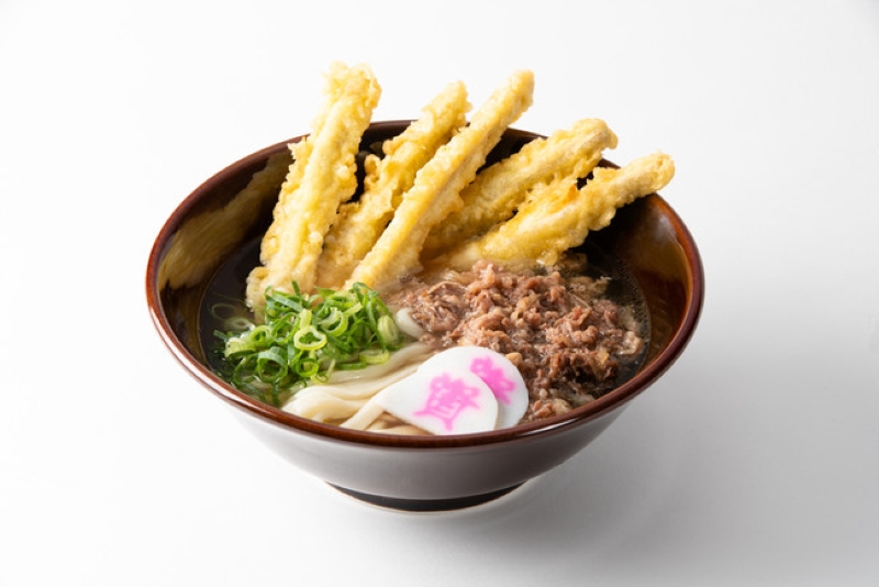 資さんうどん名物の肉ごぼ天うどん（提供）