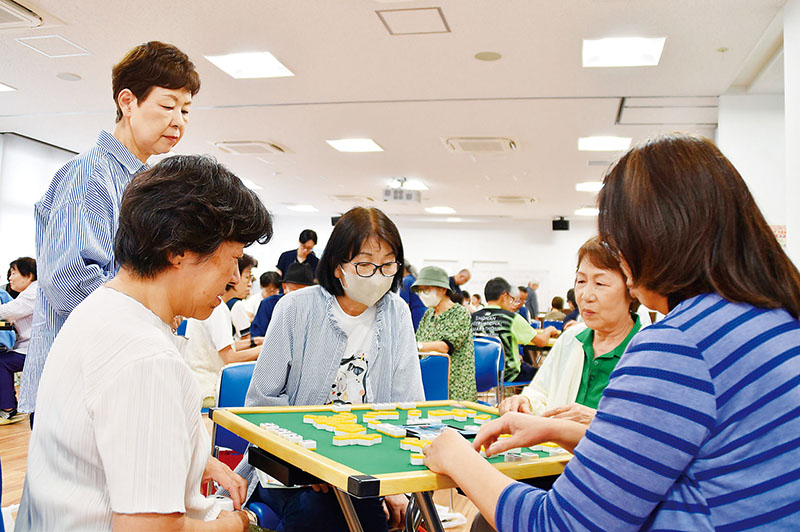初心者対象の教室で健康マージャンを楽しむ参加者ら＝7月3日、川口市青木の青木会館