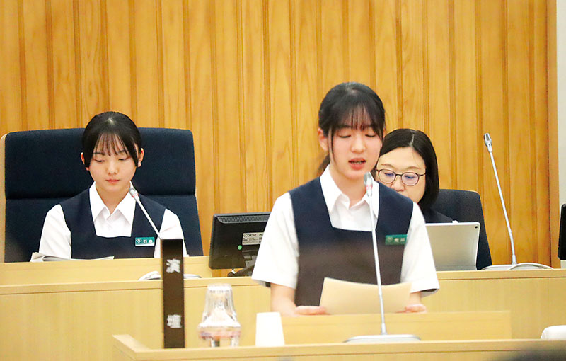 まちづくりや市政について質問するジュニア議員の中学生＝桶川市議会議場