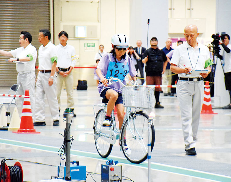 実技の遅乗り走行に挑む秩父第一小6年の江原詩乃さん