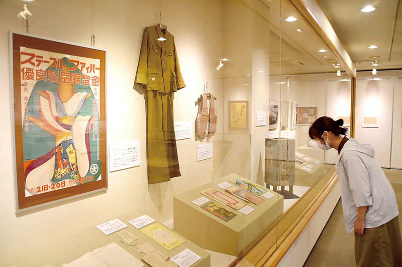 戦時下の生活の様子を伝えている平和祈念展＝6日、蕨市中央の市立歴史民俗資料館