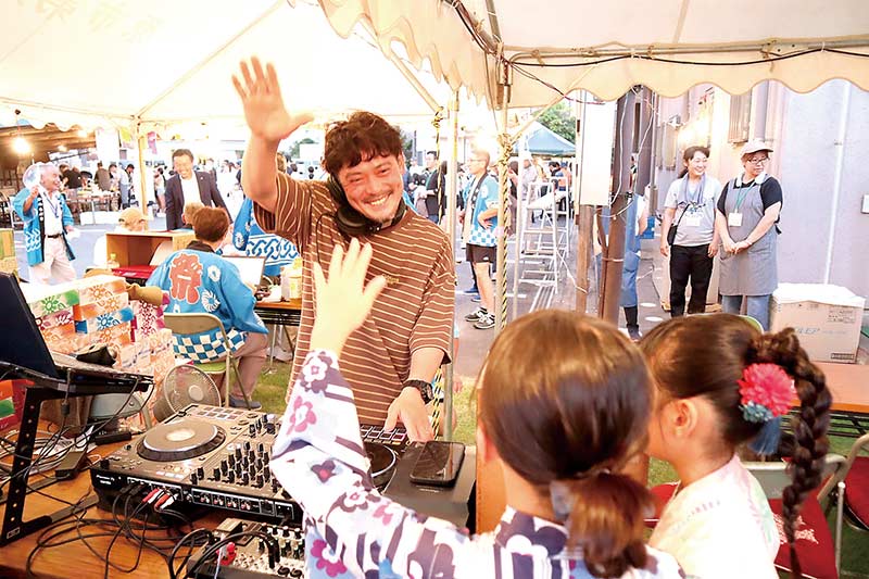 子どもたちと盛り上がるDJ55さん＝1日、上尾市瓦葺の瓦葺氷川神社