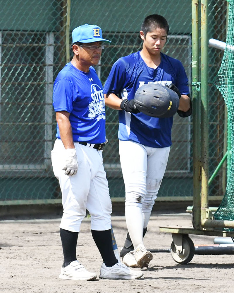 練習中の岩井隆監督（左）と岩井虹太郎選手