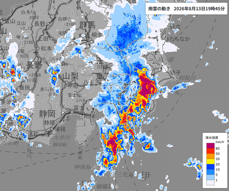 巨大な雨雲の位置。広域の地図＝13日午後7時45分発表、気象庁より