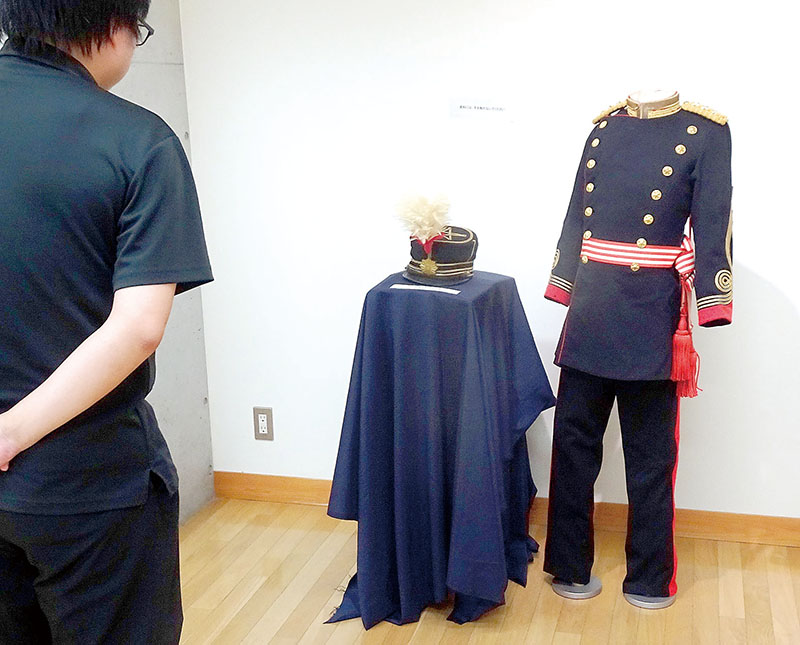 特別展「新資料が語る戦争の風景」で展示されている大礼服