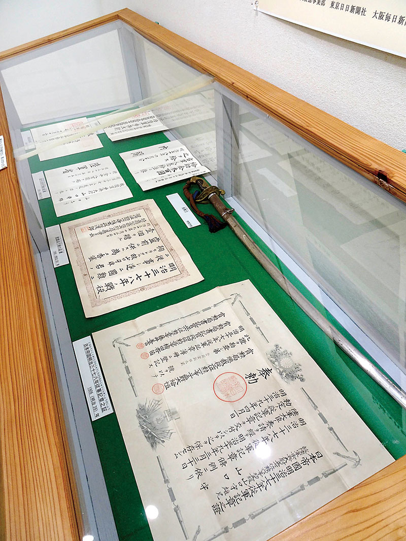 指揮刀や書類なども紹介されている＝川島町役場