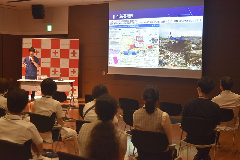 動報告会で活動の様子を紹介する坪井基浩医師（左奥）＝12日午後、さいたま市中央区新都心のさいたま赤十字病院.jpg