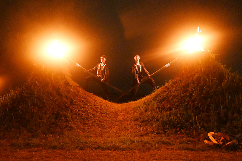 猪俣の百八燈で、塚に火をともす子どもたち＝15日夜、美里町猪俣