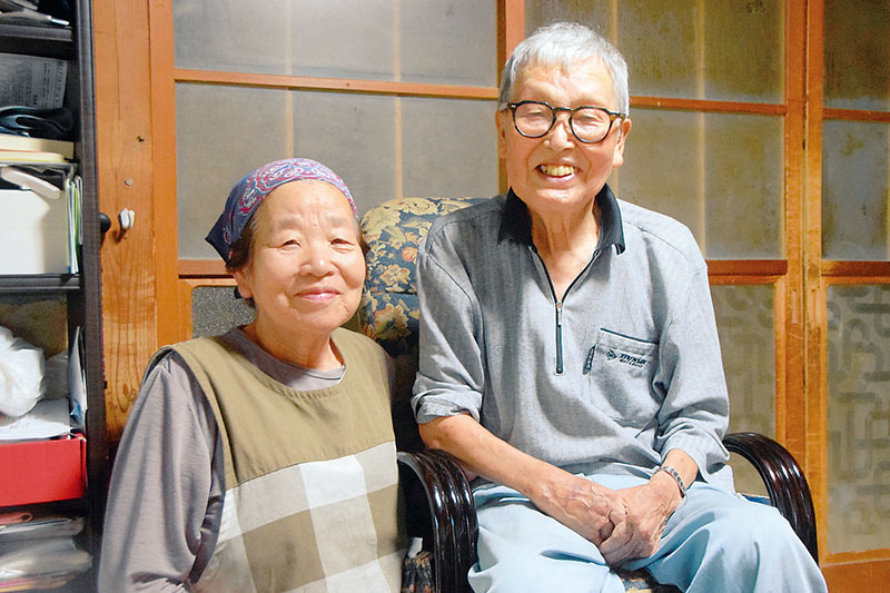 「これからもやれるだけ（椎茸栽培を）続けたい」と話す千島信行さんと妻久美子さん＝秩父市大滝地区