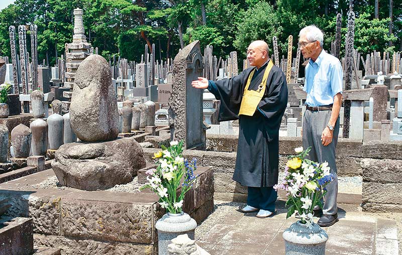 小栗家の墓を紹介する、大宮郷土史研究会の織本重道さん（右）と阿部道彦住職＝7月21日、さいたま市大宮区大成町の普門院