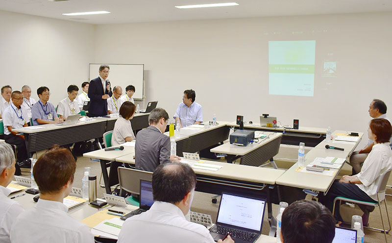 地下鉄7号線の中間駅のまちづくりについて意見交換した大学教授や市職員ら＝19日午前、さいたま市の岩槻区役所