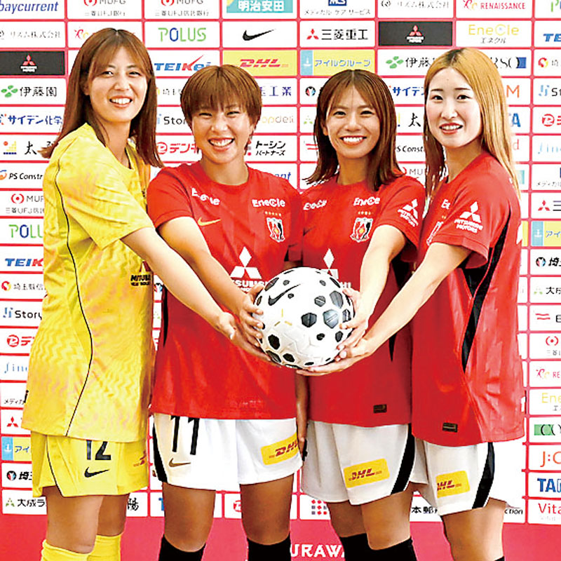 右から新加入の大西若菜、菊池まりあ、川船暁海と大宮から復帰した福田史織＝18日午後、さいたま市桜区のレッズランド