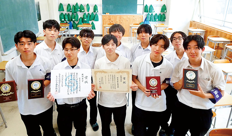 全国高校総合文化祭の新聞部門で4年連続となる最優秀賞を受賞した県立松山高校新聞部の部員=東松山市松山町1丁目