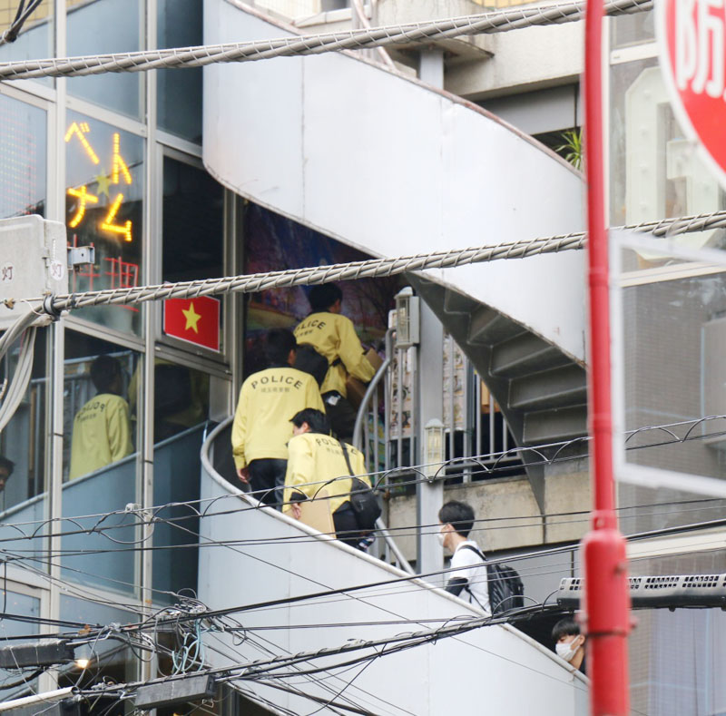 密売拠点とみられるベトナム料理店に捜索に入る県警の捜査員ら＝19日午前10時50分ごろ、新座市東北2丁目