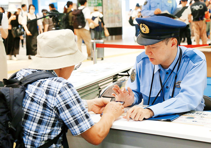 通行人に詐欺防止アプリの利用を呼びかけたキャンペーン＝10日、さいたま市大宮区のJR大宮駅