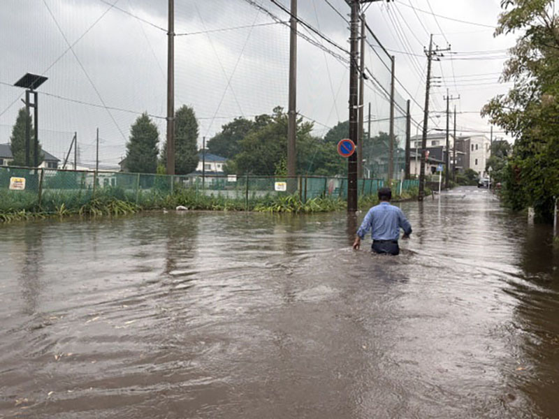 水深約90センチに達し、大人の腰の高さを超えるほど水没した道路＝21日午後4時過ぎ（さいたま市北区別所町）