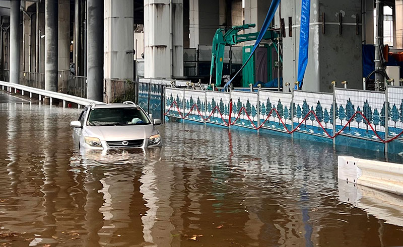 道路の冠水により水没した乗用車