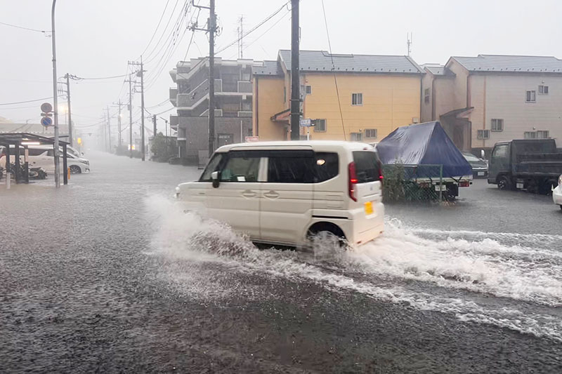 大雨により冠水した道路＝22日午後4時40分ごろ、さいたま市南区内谷