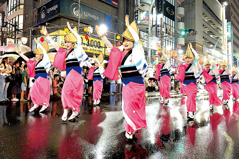 小雨の中、「流し踊り」で観衆を魅了する踊り手ら