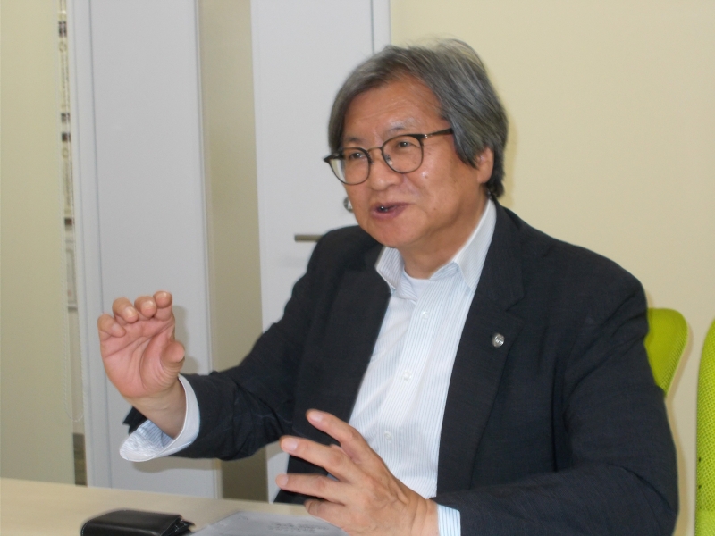 インタビューに答えるＩＣＳＴの横井博之社長＝さいたま市中央区のＩＣＳＴ本社