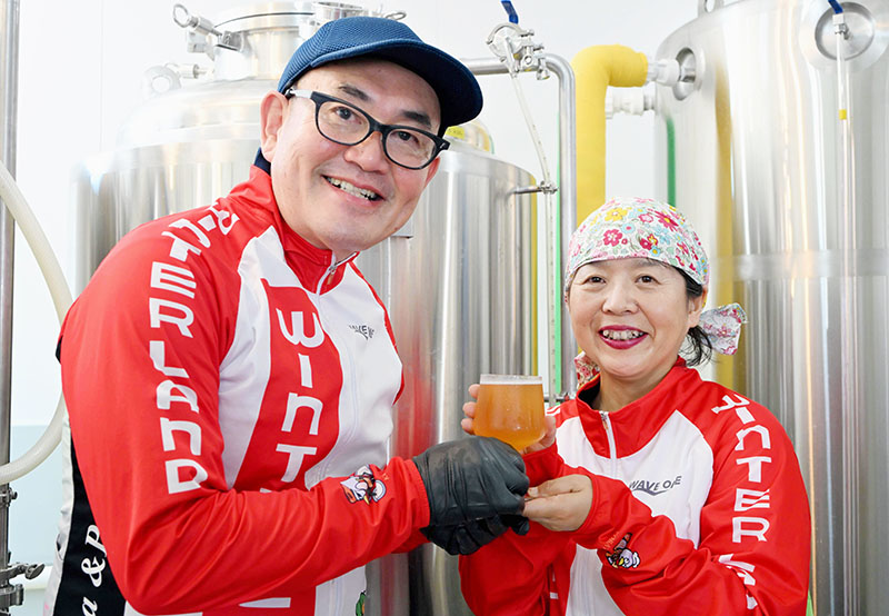 「クラフトビール（発泡酒）で地域の活性化につなげたい」と話す野呂正孝さん（左）と妻の三恵子さん＝毛呂山町の同社醸造所