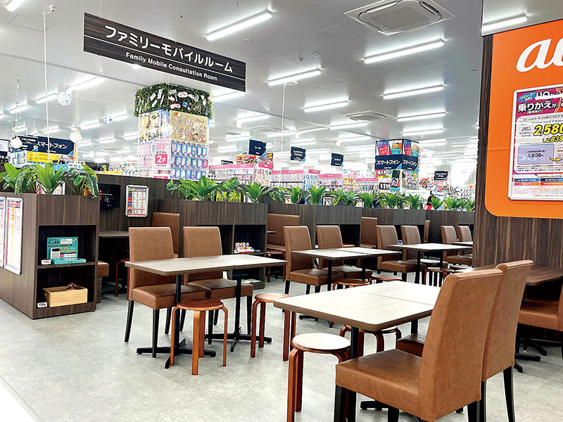 販売員との相談など気軽にくつろぐことができる「スマートライフ相談ラウンジ」＝27日、さいたま市浦和区