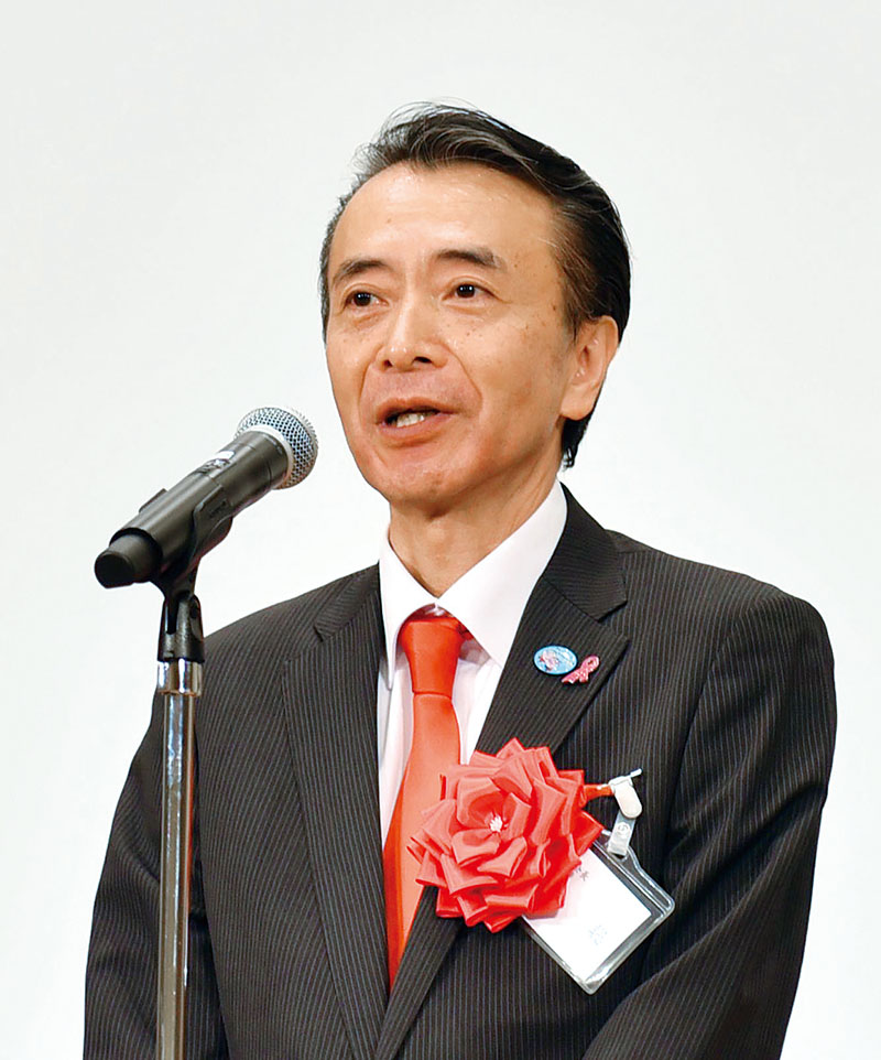 あいさつする埼玉県人会の福岡聡会長＝26日午後、東京都内