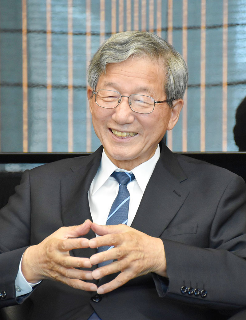 インタビューに答える岡本圀衛名誉会長＝7月29日、日本生命丸の内ビル