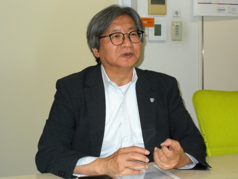 インタビューに答えるICSTの横井博之社長＝さいたま市中央区のICST本社