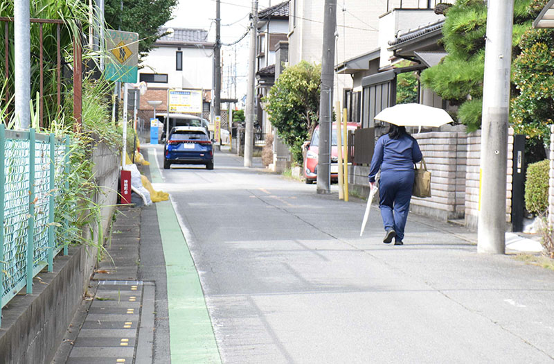 小学校に隣接した法定速度の上限が60キロから30キロに引き下げられる中央線のない生活道路